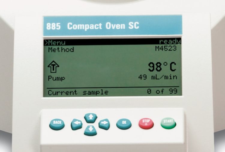 Tela digital do 885 Compact Oven SC ligada com seus botões de funções logo abaixo.