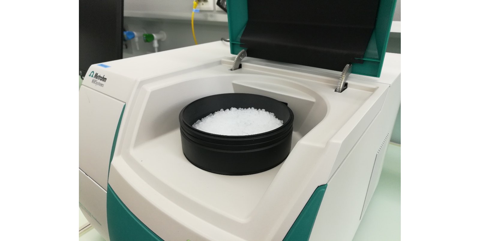 Analizador de sólidos DS2500 y gránulos de PE presentes en el vaso de muestras grande giratorio DS2500.