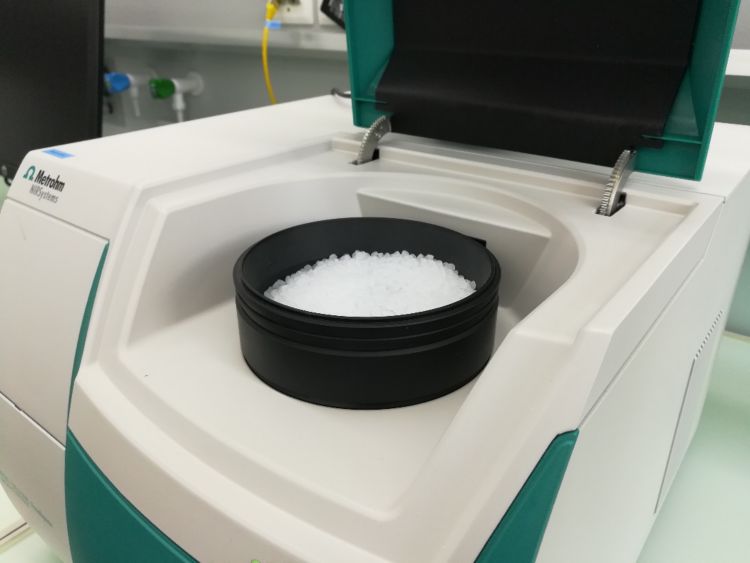DS2500 Solid Analyzer with PET pellets present in the rotating DS2500 Large Sample Cup.