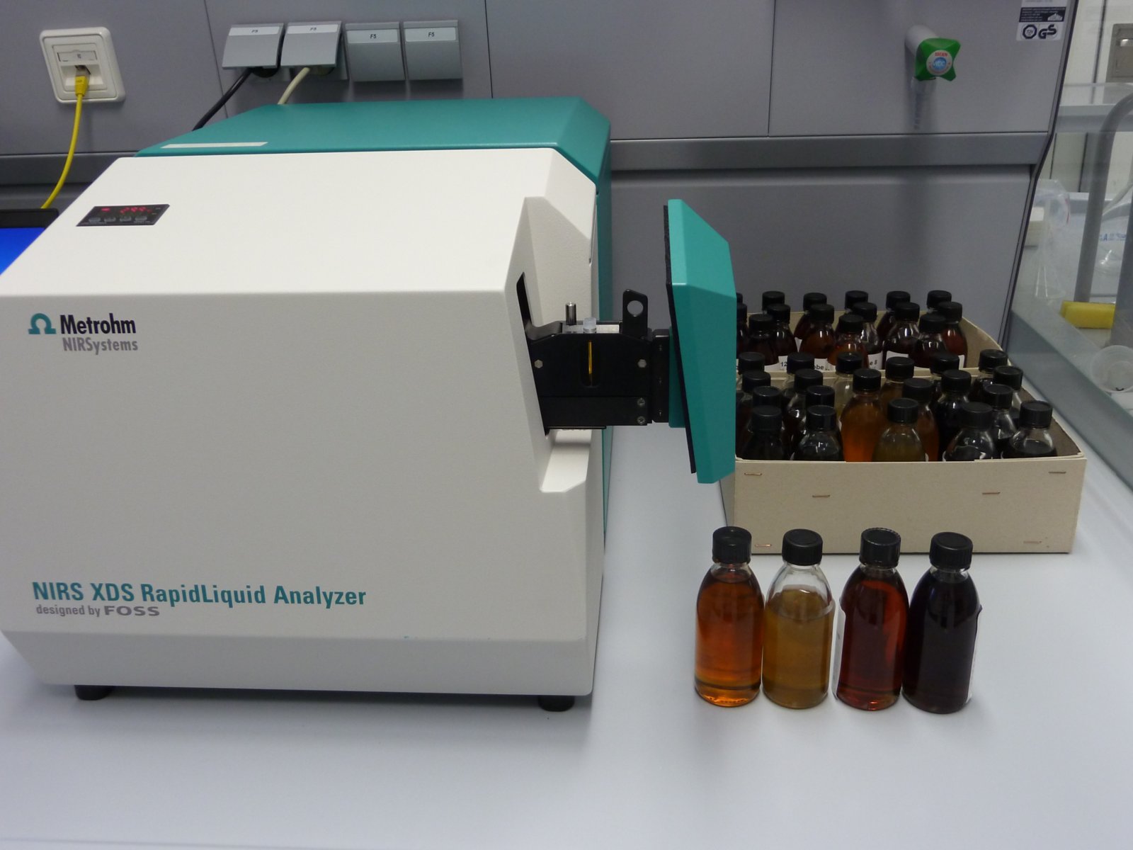 XDS RapidLiquid Analyzer and lubricant samples.