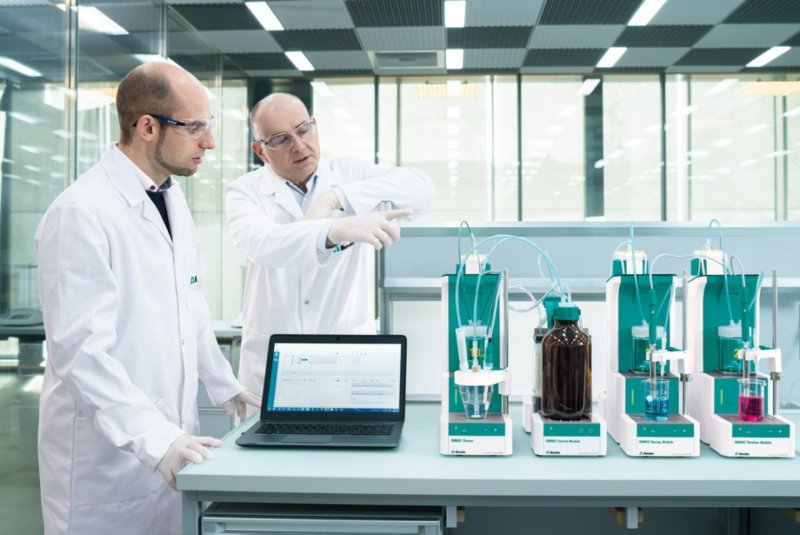 https://s7e5a.scene7.com/is/image/metrohm/OMNIS-titrators?qlt=85&ts=1765808117166&dpr=off