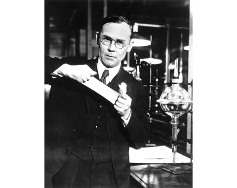 Wallace Carothers (1896–1937), il creatore della poliammide.