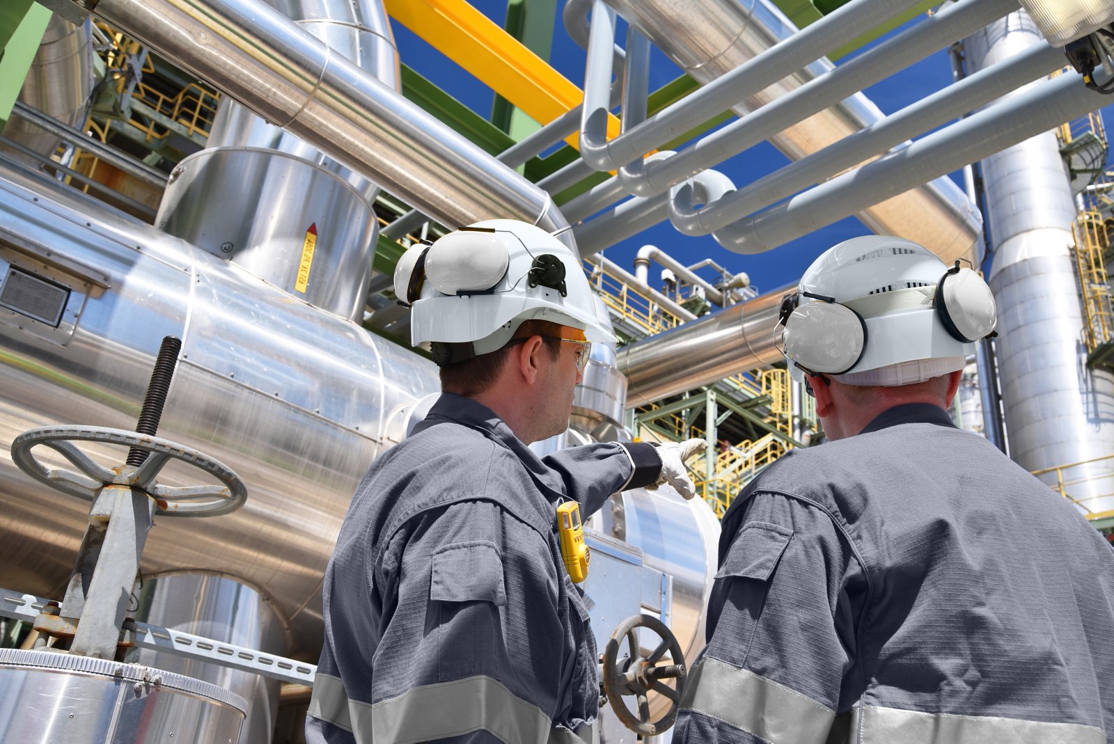 https://s7e5a.scene7.com/is/image/metrohm/process-analysis-monitoring-pipes-workers?qlt=85&ts=1662620663308&dpr=off